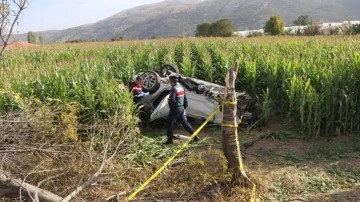 Burdur'da feci kaza. Ağaca çarpan otomobildeki genç itfaiye eri yaşamını yitirdi!