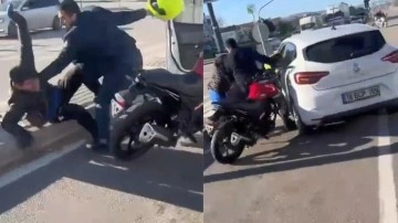 Bursa'da yol verme tartışmasında ortalık karıştı! Motosiklet sürücüsünü kaskıyla böyle dövdü