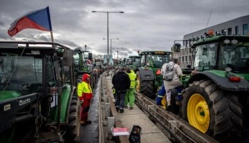 Çekya'da da çiftçiler traktörleriyle yollara çıktı