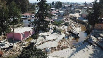 Deprem hem yıktı hem de sürükledi. Çok sayıda ev resmen taşınarak Asi Nehri'ne kaydı
