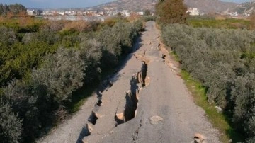 Depremin dehşetini gözler önüne serdi. Hatay'da 3 kilometrelik yol çöktü