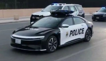 Dronlu polis araçları Riyad sokaklarında