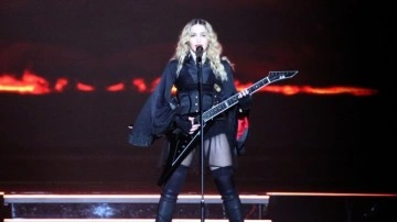 Dünyaca ünlü sanatçı Madonna hastaneye kaldırıldı. Madonna'nın turnesi ertelendi