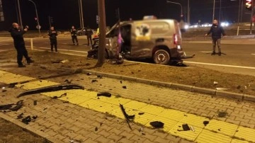 Edirne'de feci kaza. Otomobil ile hafif ticari araç çarpıştı. Ölü ve yaralılar var