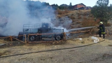 ‘Efsane’ filminin çekimlerinin yapıldığı köyde yangın: 2 araç yandı, 2 büyükbaş öldü