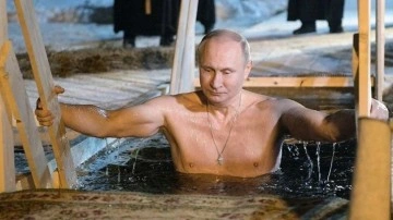 Epifani Bayramı'ndaki görüntüleri paylaşıldı: Putin, Moskova'da buz gibi suya girdi