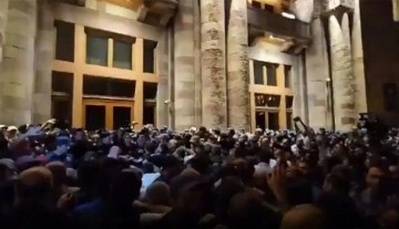 Ermenistan vatandaşları, hükümet binası önünde toplandı