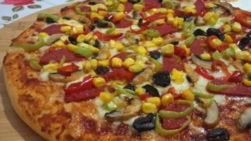 Evde pizza tarifi. Yumuşak hamurlu pizza nasıl yapılır. Pizza malzemeleri neler?
