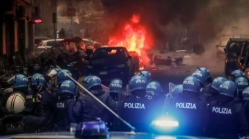 Frankfurt taraftarları Napoli'yi birbirine kattı! Araçları ateşe verdiler