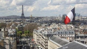 Fransa'da bir yurtta lise öğrencisinin Kuran-ı Kerim'i yırtıldı, başörtüsü çöpe atıldı
