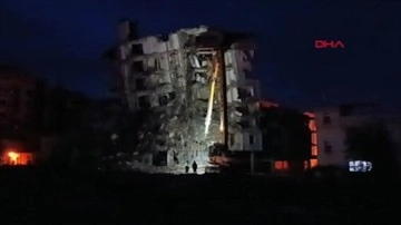 Gaziantep'te depremde ağır hasar alan 7 katlı bina, yıkım sırasında böyle çöktü