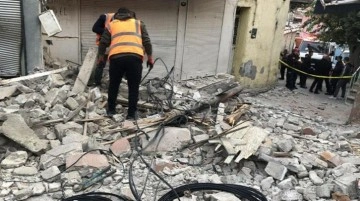 Gece yarısı 4,9 büyüklüğündeki depremin vurduğu İzmir'de hasar gün ağarınca ortaya çıktı