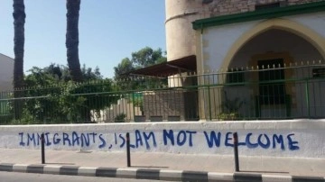 Güney Kıbrıs'ta camiye çirkin saldırı