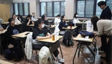 Güney Kore'de üniversite sınavının 90 saniye erken bitirilmesi üzerine öğrenciler dava açtı