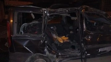 Hafif ticari araç beton aydınlatma direğine çarptı. Samsun'daki kazada bir ölü üç yaralı var
