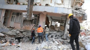 KOMŞULUĞUN EN ACİZ HALİ...  Hatay'da depremde binaları yıkılan aile, komşusuyla enkaz altında tanışmış