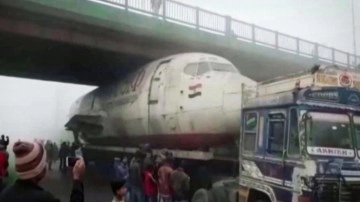 Hindistan'da şoke eden görüntü: Uçak köprünün altında sıkıştı