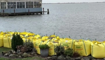 Hollanda Henk fırtınasına karşı kıyıları kum torbalarıyla tahkim ediyor