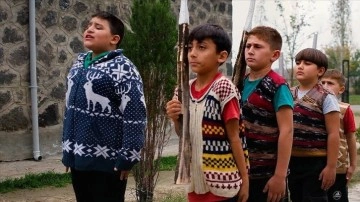 Iğdır'da çocuklar Anıtkabir'deki nöbet değişimini canlandırdı