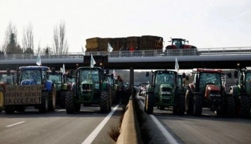 İspanya'da çiftçiler traktörleriyle ülke genelinde eylem yaptı