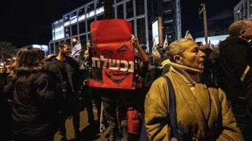 İsrail polisi Tel Aviv’de erken seçim talebiyle gösteri düzenleyenlere müdahale etti