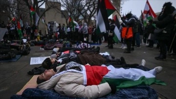 İsrail'in Gazze'deki sivil katliamına dikkat çekmek için Norveç'te kefenli eylem yapı