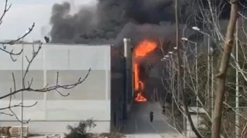 İstanbul Esenyurt'ta korkutan yangın. Fabrikada çıkan yangın hala söndürülemedi