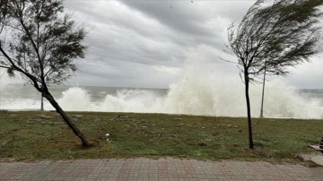 İstanbul Valisi Gül'den fırtınaya karşı tedbirli olunması uyarısı