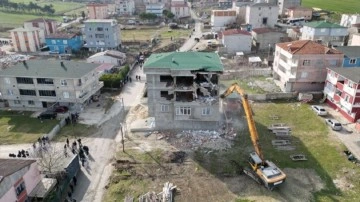 İstanbul'da kaçak yapılara geçit yok: Büyükçekmece'de 32 yapının yıkımına başlandı