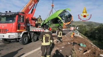 İtalya’da yolcu otobüsü ve 5 araç kazaya karıştı: 1 ölü, 14 yaralı