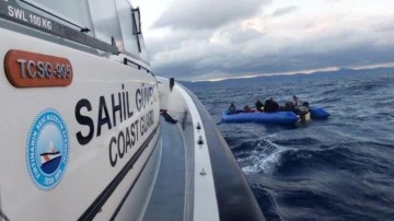İzmir açıklarında 77 düzensiz göçmen yakalandı