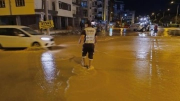 İzmir'de ana su borusu patladı: 2 mahalleyi su bastı, caddeler göle döndü