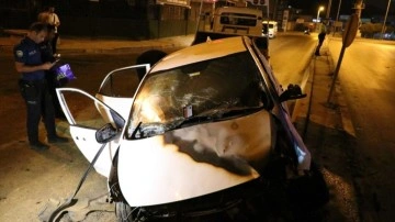 İzmir'de korkutan kaza! Refüje çarpan araç alev aldı