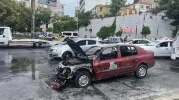 İzmir'de seyir halindeyken yanan otomobil kullanılmaz hale geldi