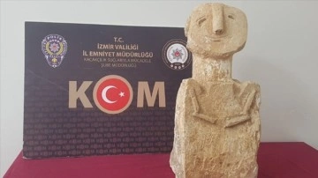 İzmir'de tarihi eser kaçakçılığı operasyonunda heykel parçası ele geçirildi