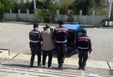 Antalya jandarması; Konyaaltı İlçesinde 13 ayrı suçtan aranan şahsı paketledi