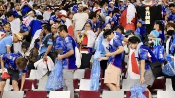 Japonya taraftarları, Almanya maçından sonra tribündeki çöpleri toplayarak yine büyük alkış topladı