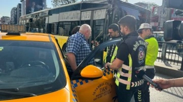 Kadıköy’de yayalara geçiş hakı vermeyen sürücülere ceza
