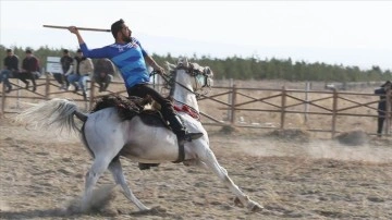 Kars'ta ata sporu cirit, köylülerin dostluk maçlarıyla yaşatılıyor