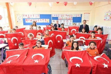 Kepez’den 60 bin öğrenciye 60 bin Türk bayrağı
