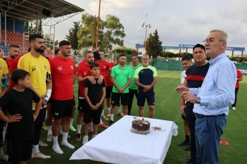 Kepezsporlu futbolculardan Onursal Başkan Mustafa Yılmaz’a doğum günü sürprizi