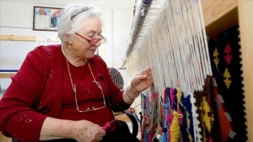 Kilim ve halı dokuma kursunun 83 yaşındaki kursiyeri bildiklerini gençlere öğretiyor