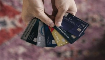 Kişi başına 3 kredi kartı düşüyor