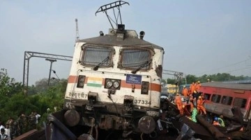Korkunç! 2 yolcu treni çarpıştı: Çok sayıda ölü ve yaralı