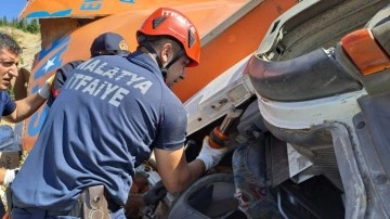 Malatya'da kamyon devrildi. Can pazarı yaşandı. 2 kişi öldü, 2 kişi de yaralandı