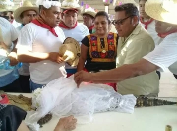 Meksika’da belediye başkanı timsahla evlendi
