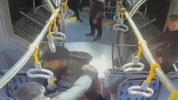 Metrobüste bıçaklı yan bakma kavgası. Diğer yolcular kavganın önüne geçemedi