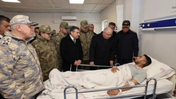 Milli Savunma Bakanı Yaşar Güler'den yaralı askerlere ziyaret