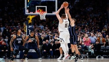 NBA'de Nuggets, Jokic'in son saniye üçlüğüyle Warriors'ı devirdi