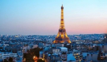 Paris'te Eyfel Kulesi'nden paraşütle atlayan kişi gözaltına alındı